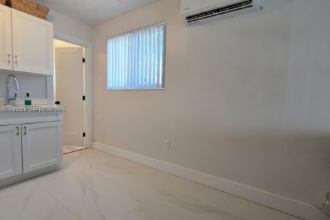Immobilier commercial à louer à Hollywood, Floride: 117.61 m2 № 2351301 - photo 5
