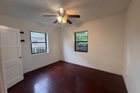 Villa ou maison à louer à Miami, Floride: 2 chambres, 153.1 m2 № 2400812 - photo 13