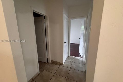 Villa ou maison à louer à Miami, Floride: 2 chambres, 153.1 m2 № 2400812 - photo 8