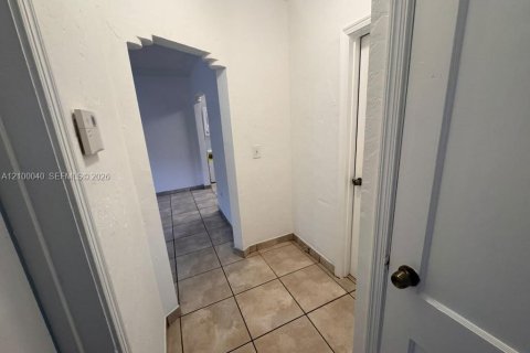 Villa ou maison à louer à Miami, Floride: 2 chambres, 153.1 m2 № 2400812 - photo 9