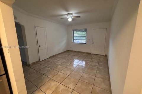 Villa ou maison à louer à Miami, Floride: 2 chambres, 153.1 m2 № 2400812 - photo 4