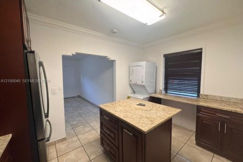 Villa ou maison à louer à Miami, Floride: 2 chambres, 153.1 m2 № 2400812 - photo 2