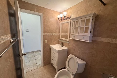 Villa ou maison à louer à Miami, Floride: 2 chambres, 153.1 m2 № 2400812 - photo 11