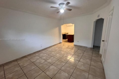 Villa ou maison à louer à Miami, Floride: 2 chambres, 153.1 m2 № 2400812 - photo 6