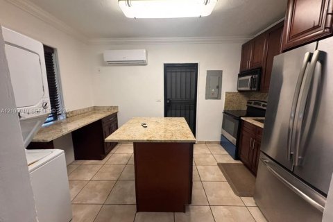 Villa ou maison à louer à Miami, Floride: 2 chambres, 153.1 m2 № 2400812 - photo 3