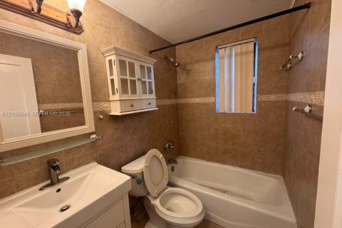 Villa ou maison à louer à Miami, Floride: 2 chambres, 153.1 m2 № 2400812 - photo 12