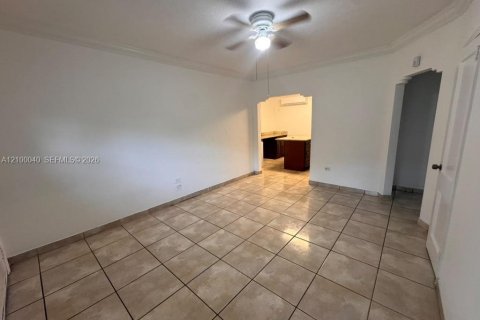 Villa ou maison à louer à Miami, Floride: 2 chambres, 153.1 m2 № 2400812 - photo 5
