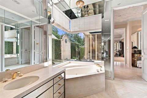 House in Tampa, Florida 9 bedrooms, 1002.04 sq.m. № 2418336 - photo 9