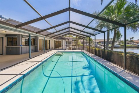 House in Tampa, Florida 4 bedrooms, 264.12 sq.m. № 1650741 - photo 17