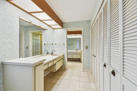House in Tampa, Florida 4 bedrooms, 264.12 sq.m. № 1650741 - photo 30