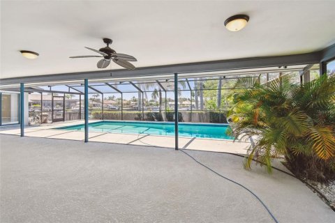 House in Tampa, Florida 4 bedrooms, 264.12 sq.m. № 1650741 - photo 27