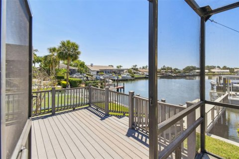 House in Tampa, Florida 4 bedrooms, 264.12 sq.m. № 1650741 - photo 18