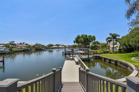 House in Tampa, Florida 4 bedrooms, 264.12 sq.m. № 1650741 - photo 2