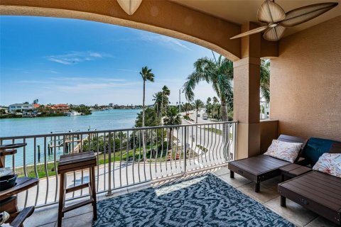 Townhouse in Saint Pete Beach, Florida 3 bedrooms, 286.14 sq.m. № 2198182 - photo 14