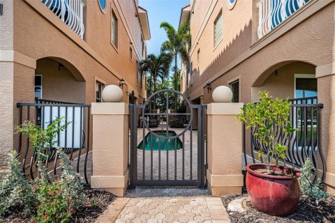 Townhouse in Saint Pete Beach, Florida 3 bedrooms, 286.14 sq.m. № 2198182 - photo 7