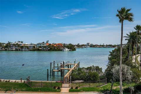 Townhouse in Saint Pete Beach, Florida 3 bedrooms, 286.14 sq.m. № 2198182 - photo 2