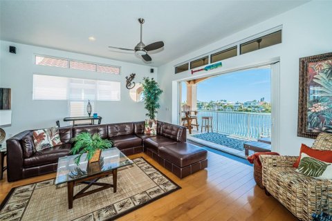 Townhouse in Saint Pete Beach, Florida 3 bedrooms, 286.14 sq.m. № 2198182 - photo 19
