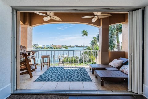 Townhouse in Saint Pete Beach, Florida 3 bedrooms, 286.14 sq.m. № 2198182 - photo 17
