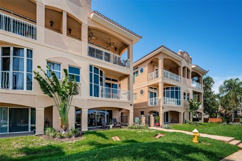 Townhouse in Saint Pete Beach, Florida 3 bedrooms, 286.14 sq.m. № 2198182 - photo 6