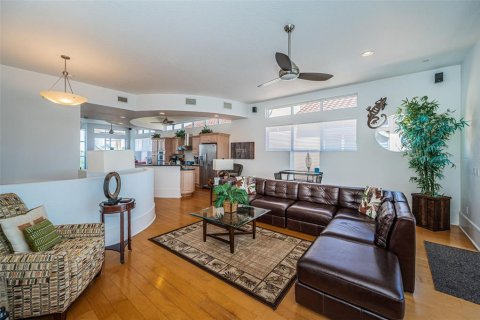 Townhouse in Saint Pete Beach, Florida 3 bedrooms, 286.14 sq.m. № 2198182 - photo 20