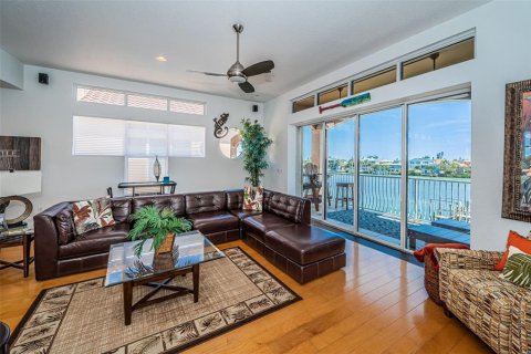 Townhouse in Saint Pete Beach, Florida 3 bedrooms, 286.14 sq.m. № 2198182 - photo 18