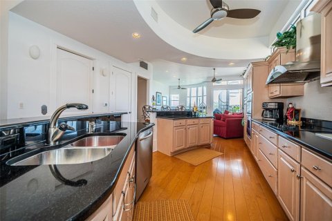 Townhouse in Saint Pete Beach, Florida 3 bedrooms, 286.14 sq.m. № 2198182 - photo 24