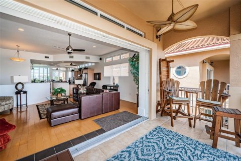 Townhouse in Saint Pete Beach, Florida 3 bedrooms, 286.14 sq.m. № 2198182 - photo 16