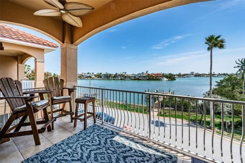 Townhouse in Saint Pete Beach, Florida 3 bedrooms, 286.14 sq.m. № 2198182 - photo 13