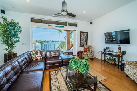 Townhouse in Saint Pete Beach, Florida 3 bedrooms, 286.14 sq.m. № 2198182 - photo 12