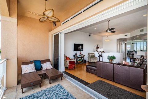 Townhouse in Saint Pete Beach, Florida 3 bedrooms, 286.14 sq.m. № 2198182 - photo 15