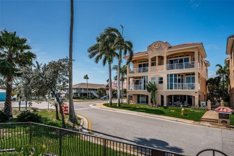 Townhouse in Saint Pete Beach, Florida 3 bedrooms, 286.14 sq.m. № 2198182 - photo 5
