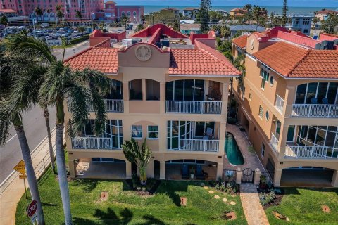 Townhouse in Saint Pete Beach, Florida 3 bedrooms, 286.14 sq.m. № 2198182