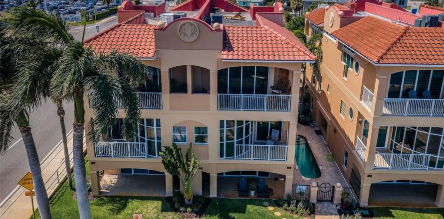 Townhouse in Saint Pete Beach, Florida 3 bedrooms, 286.14 sq.m. № 2198182