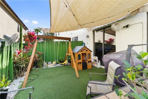 Townhouse in Doral, Florida 4 bedrooms, 165.64 sq.m. № 1863827 - photo 13