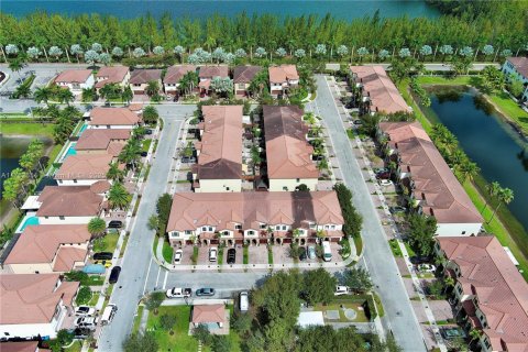 Townhouse in Doral, Florida 4 bedrooms, 165.64 sq.m. № 1863827 - photo 14
