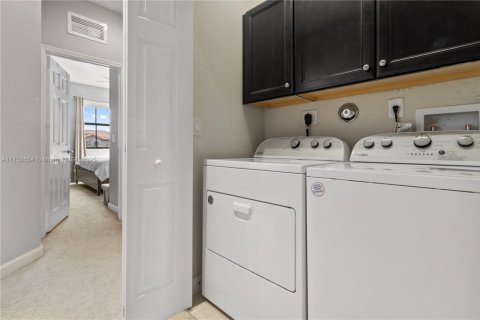 Townhouse in Doral, Florida 4 bedrooms, 165.64 sq.m. № 1863827 - photo 10