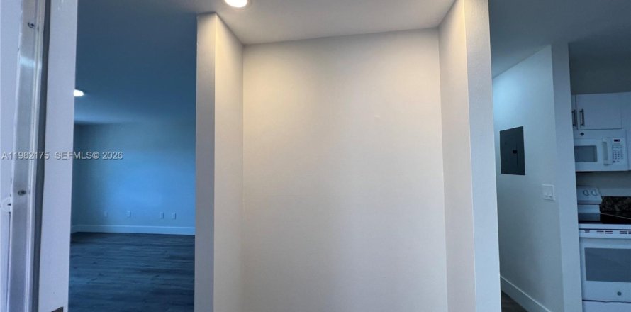 Condo in Cutler Bay, Florida, 1 bedroom  № 2043312