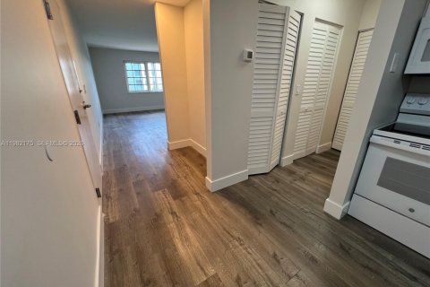 Condo in Cutler Bay, Florida, 1 bedroom  № 2043312 - photo 17