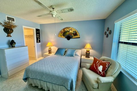 Condo in Lake Worth, Florida, 2 bedrooms № 2246054 - photo 17