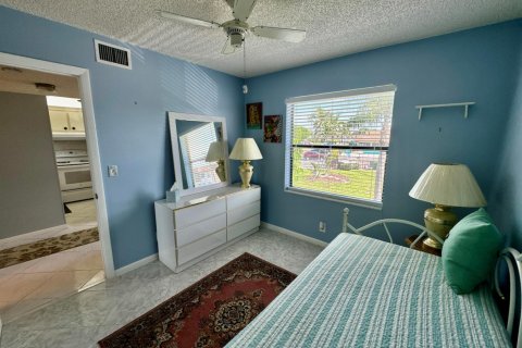 Condo in Lake Worth, Florida, 2 bedrooms № 2246054 - photo 25