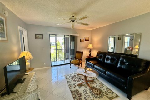 Condo in Lake Worth, Florida, 2 bedrooms № 2246054 - photo 14
