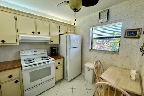 Condo in Lake Worth, Florida, 2 bedrooms № 2246054 - photo 8