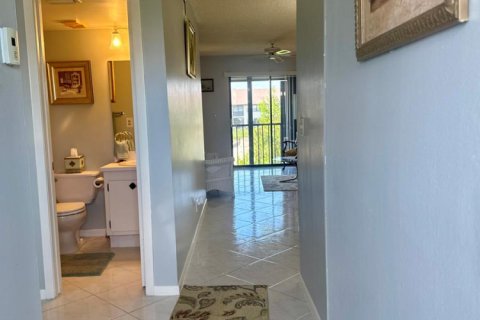 Condo in Lake Worth, Florida, 2 bedrooms № 2246054 - photo 4