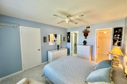 Condo in Lake Worth, Florida, 2 bedrooms № 2246054 - photo 18