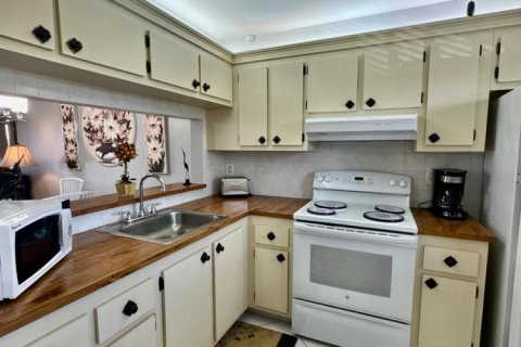 Condo in Lake Worth, Florida, 2 bedrooms № 2246054 - photo 7
