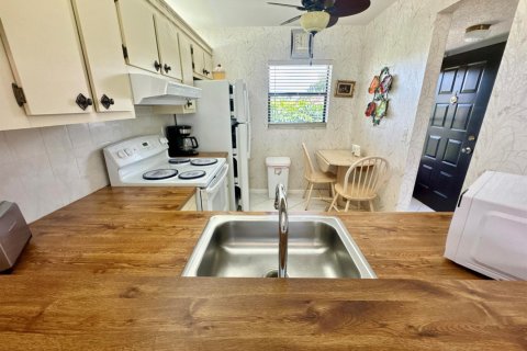 Condo in Lake Worth, Florida, 2 bedrooms № 2246054 - photo 9