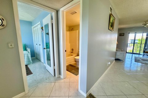Condo in Lake Worth, Florida, 2 bedrooms № 2246054 - photo 5