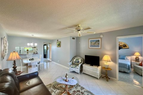 Condo in Lake Worth, Florida, 2 bedrooms № 2246054 - photo 16