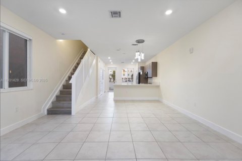 Снять в аренду кондоминиум в Дорал, Флорида 3 спальни, 122.82м2, № 1991022 - фото 3