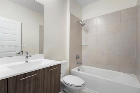 Снять в аренду кондоминиум в Дорал, Флорида 3 спальни, 122.82м2, № 1991022 - фото 12